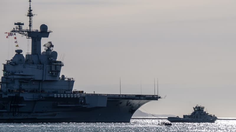Le porte-avions Charles-de-Gaulle à la sortie du port de Toulon, le 5 mars 2019
