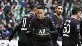 Neymar célèbre un but avec le PSG