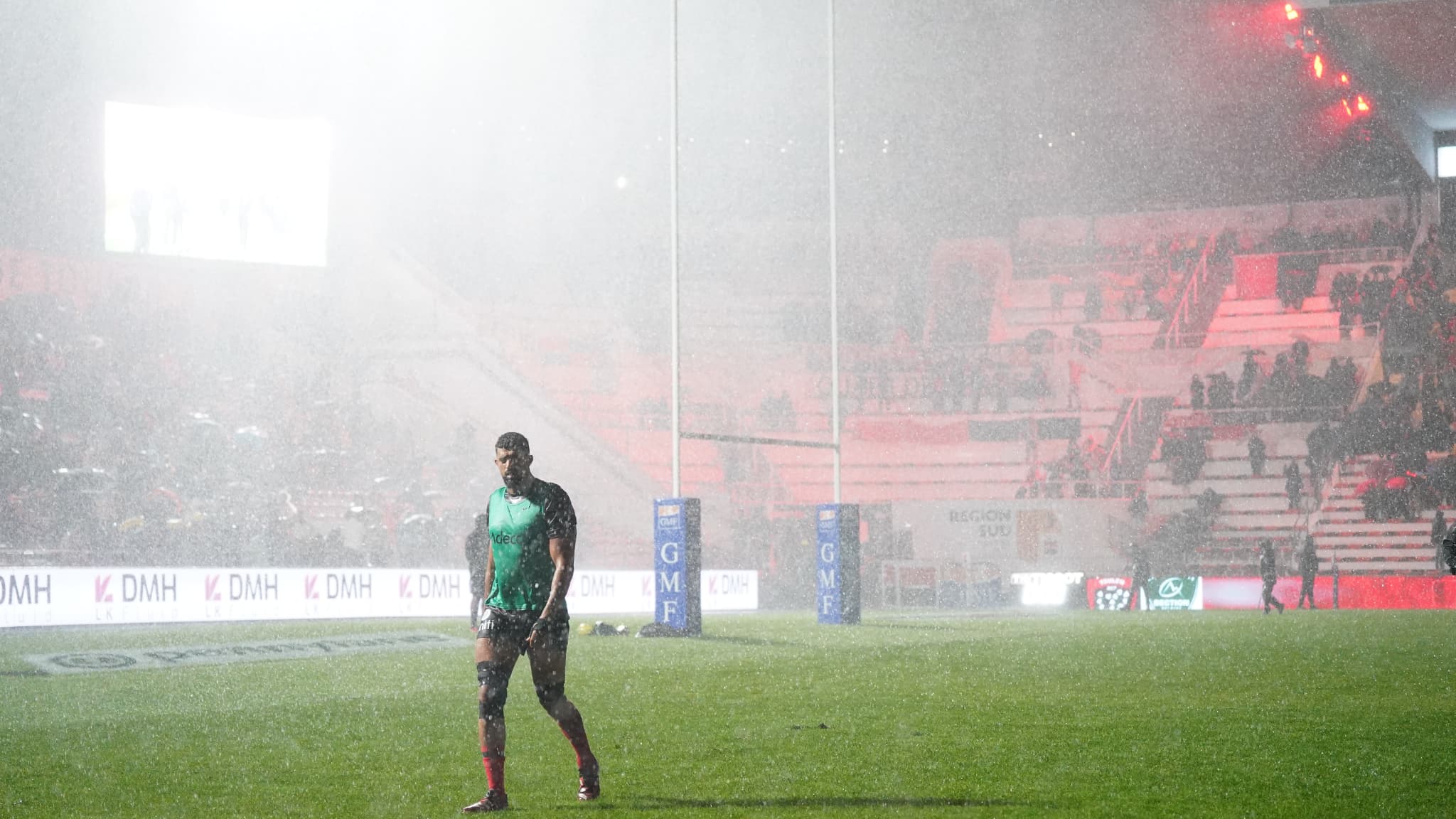 "IL Y A UNE INONDATION DANS LES VESTIAIRES": LE MATCH TOULON-LA ROCHELLE REPORTÉ EN RAISON DES PLUIES TORRENTIELLES DANS LE VAR