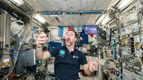 Thomas Pesquet jongle avec des macarons dans l'ISS, le 27 février 2017