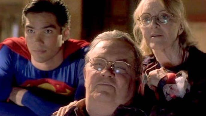 Eddie Jones( Jonathan Kent) avec K Callan (Martha Kent) et Dean Cain (Clark Kent) dans la série "Lois &amp; Clark".
