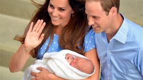 Le prince William et la duchesse de Cambridge sont apparus souriants et détendus sur le seuil de l'hôpital St Mary de Londres mardi soir avec leur nouveau-né dans les bras.