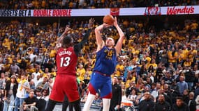 Nikola Jokic prenant un shoot lors d'un match face à Miami, le 1er juin 2023