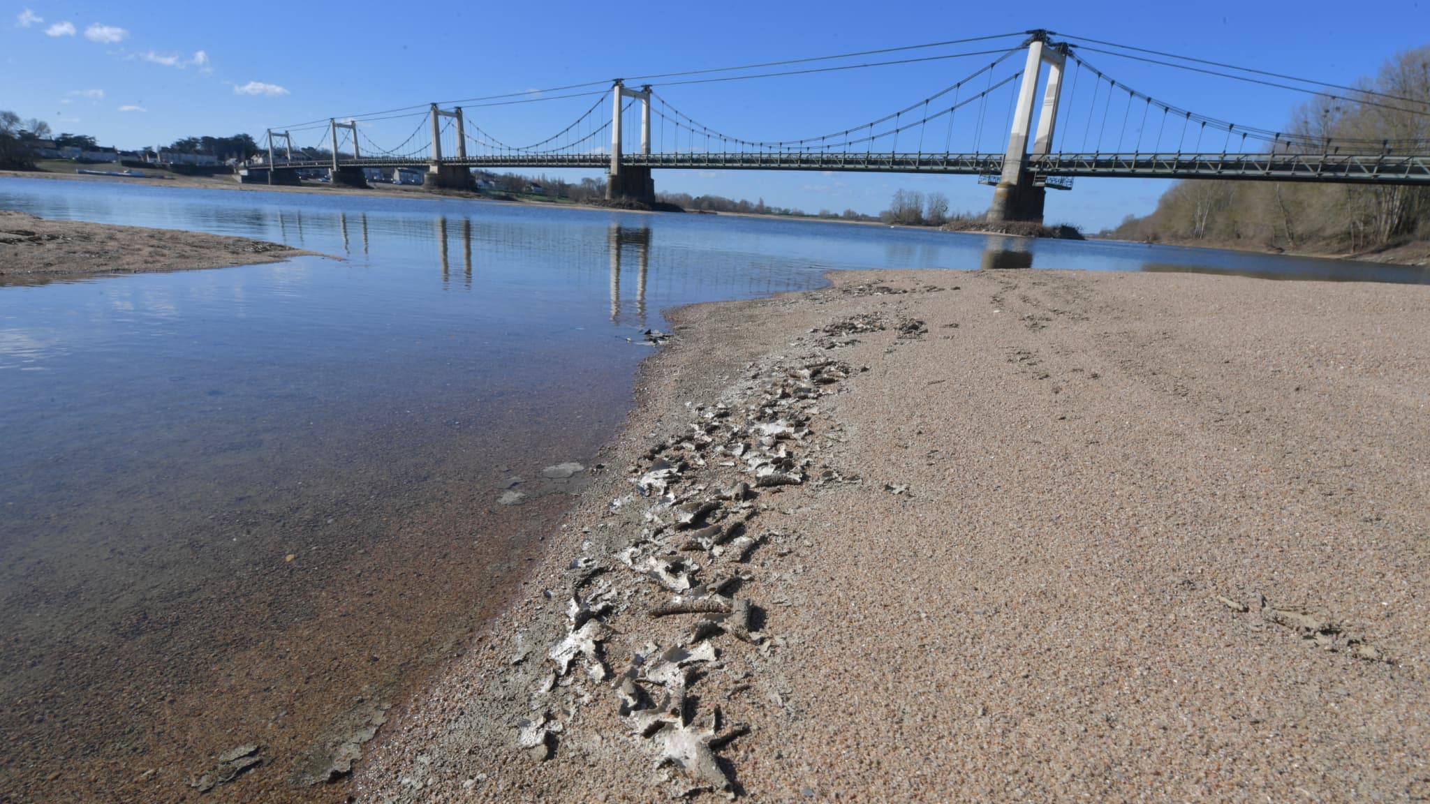 Edifying images of the very low level of the Loire due to the winter drought