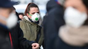 Une femme portant un masque.