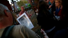 Une vieille photographie en noir et blanc d'une victime circule parmi un groupe lors d'une visite guidée sur le thème de Jack l'Éventreur à Londres le 8 septembre 2014. (Photo d'illustration)