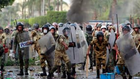 A moins de trois semaines de l'élection présidentielle en Egypte, de nouvelles échauffourées entre des manifestants venus dénoncer les violences du pouvoir et les forces de l'ordre ont coûté la vie vendredi à un militaire et fait 373 blessés aux abords du