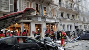 Des pompiers sur le site de l'explosion d'une boulangerie à l'angle des rues Saint-Cécile et de Trévise, le 12 janvier 2019 à Paris