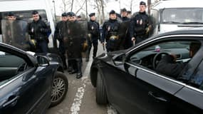 Des policiers bloquent la voie aux chauffeurs de VTC lors d'une manifestation à Paris le 3 février 2016