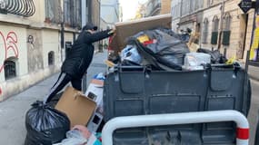 De nombreuses poubelles débordent ce mercredi 25 décembre à Marseille.