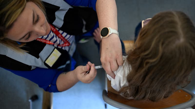 Une infirmière injecte une dose de vaccin contre les papillomavirus à une collégienne au collège Théodore Monod à Vern-sur-Seiche, dans la banlieue de Rennes, le 9 octobre 2023 (photo d'illustration)
