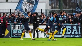 Stan Janno du Stade Briochin (National 2) célèbre son but à la 80e minute devant les ultras du Havre éliminé dès les 32e de finale de cette Coupe de France