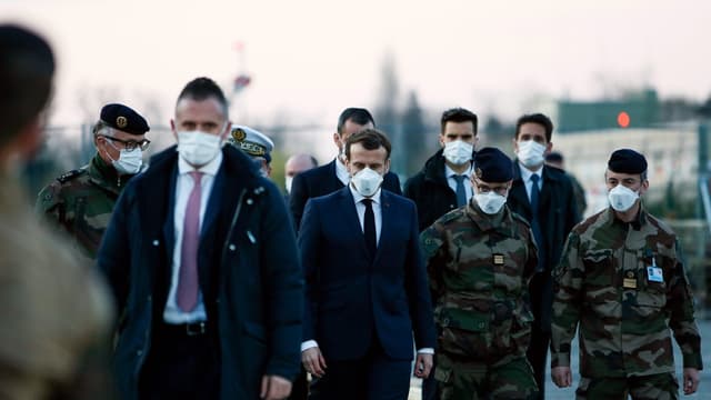 Le président Emmanuel Macron en déplacement à l'hôpital de campagne de Mulhouse, le 25 mars 2020