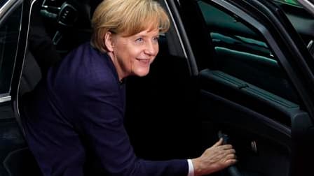 La chancelière allemande Angela Merkel, à son arrivée au siège du Conseil européen à Bruxelles. Selon plusieurs sources diplomatiques, les dirigeants de la zone euro ont endossé formellement vendredi soir le plan d'aide à la Grèce déclenché dimanche derni