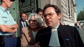 Fernande Grudet, la proxénète "Madame Claude", avec son avocat Me Francis Szpiner, à la sortie de son procès le 16 septembre 1992 à Paris.