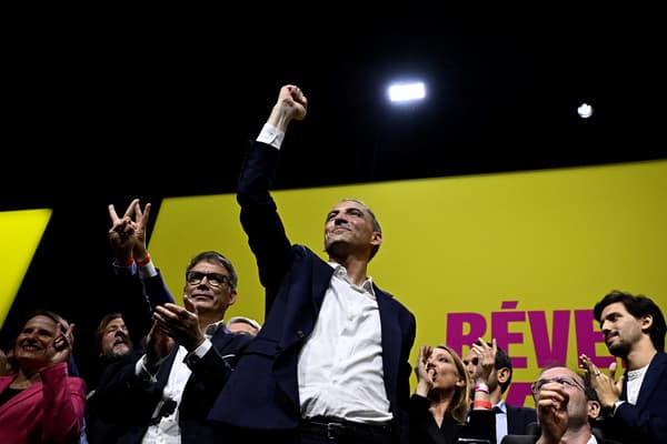 La tête de liste PS-Place publique aux européennes, Raphaël Glucksmann, et le Premier secrétaire du PS, Olivier Faure, lors d'un meeting à Paris, le 30 mai 2024.