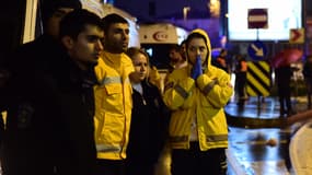 Des agents de premiers secours et des témoins de l'attaque d'Istanbul, dans la nuit du 31 décembre au 1er janvier 2017.