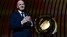 Gianni Infantino, le président de la FIFA, avec le trophée de la Coupe du monde des clubs 2025, le 5 décembre 2024 à Miami