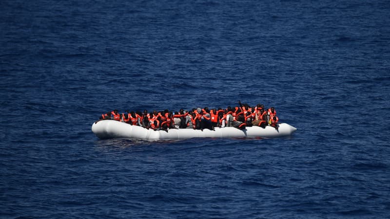 Des migrants sur une embarcation en Méditerranée (photo d'illustration)