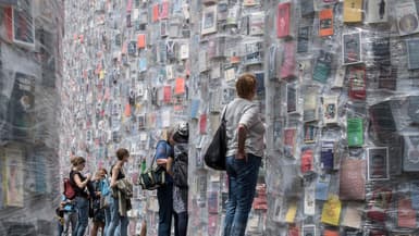 Des visiteurs regardent le "Parthénon des livres" créé par l'artiste argentine Marta Minujin lors de l'ouverture officielle de la documenta 14 à Kassel, en Allemagne centrale, le 10 juin 2017 (photo d'illustration).