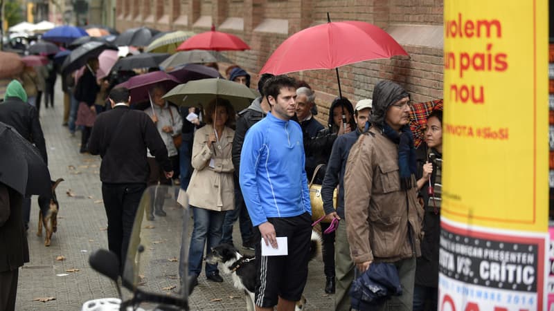 Les gens font la queue pour voter à Barcelone, dimanche 9 novembre 2014.