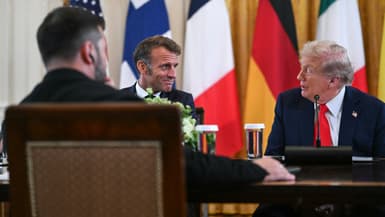 Le président ukrainien Volodymyr Zelensky, le président français Emmanuel Macron et le président américain Donald Trump, à une réunion avec les dirigeants européens à la Maison-Blanche à Washington, DC, le 18 août 2025.