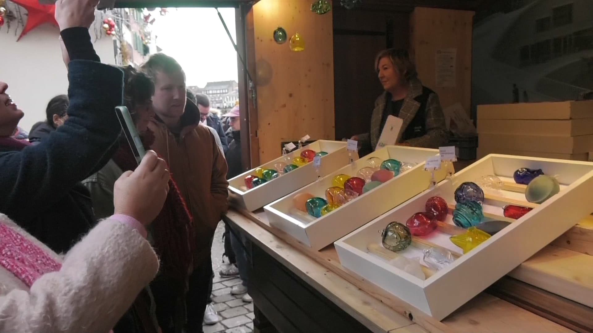 Marché de Noël de Strasbourg le succès des boules de Noël de la verrerie de Meisenthal