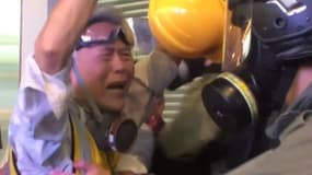À 85 ans, ce retraité se dresse entre la police et les manifestants pro-démocratie à Hong Kong