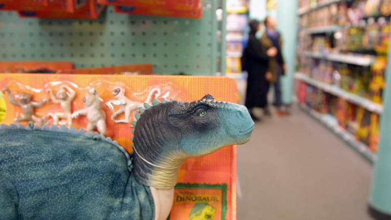 Un dinosaure en plastique est exposé sur un présentoir, le 06 décembre 2000 à Paris, dans un grand magasin de jouets, à quelques semaines de Noël. Photo d'illustration 