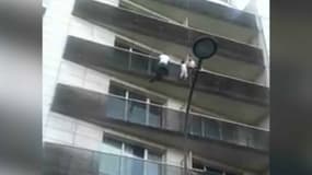 L'enfant s'est accroché à un balcon après avoir chuté d'un étage
