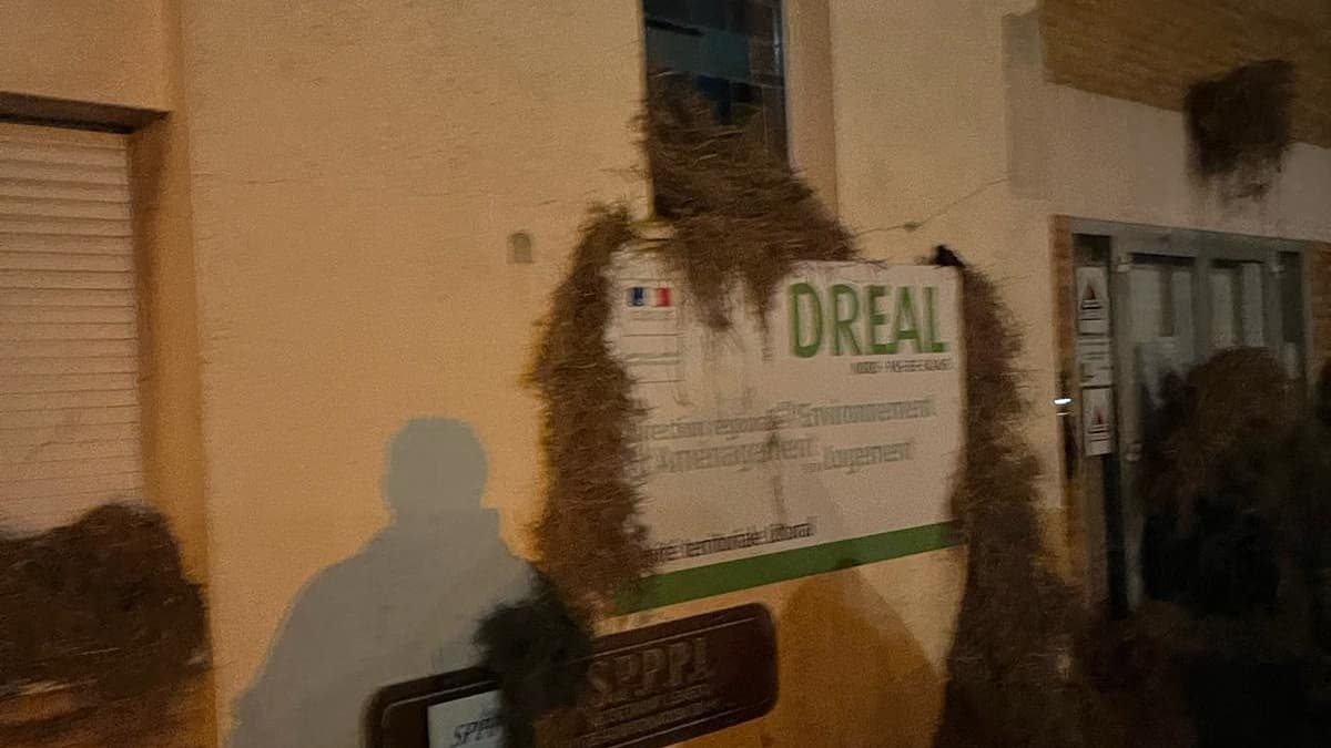 Du fumier a été déversé devant la DREAL de Gravelines, le 15 février 2024. Du fumier a été déversé devant la DREAL de Gravelines, le 15 février 2024.