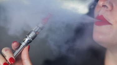 Personne en train de vapoter sur une cigarette électronique