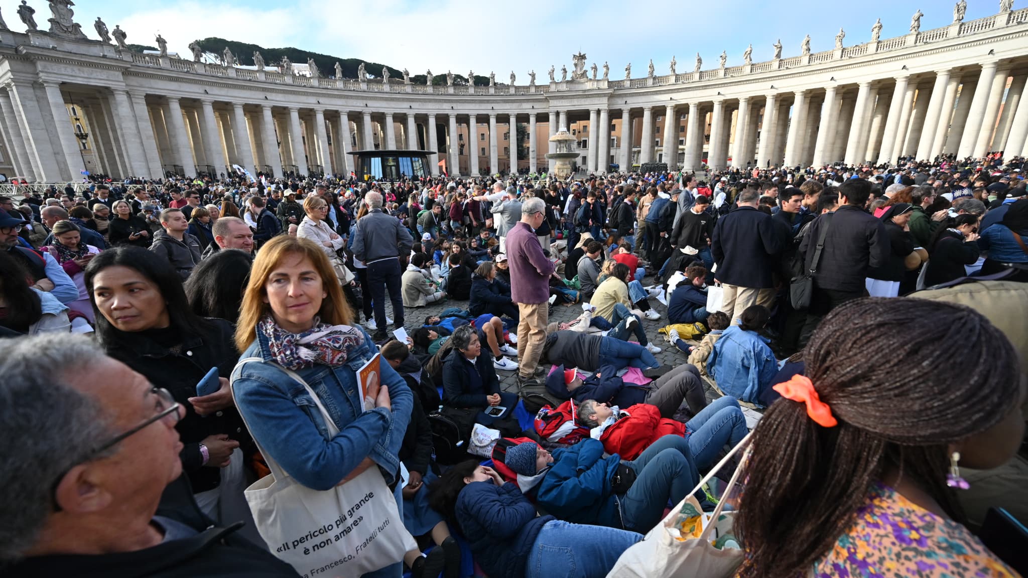 Des milliers de personnes se trouvaient déjà place Saint-Pierre plusieurs heures avant le début des obsèques du pape François, ce samedi 26 avril 2025.