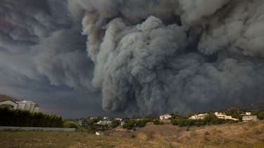 Nuage de fumée dans la région de Malibu, frappée par des incendies meurtriers, le 9 novembre 2018
