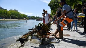 Opération nettoyage au bassin de la Villette