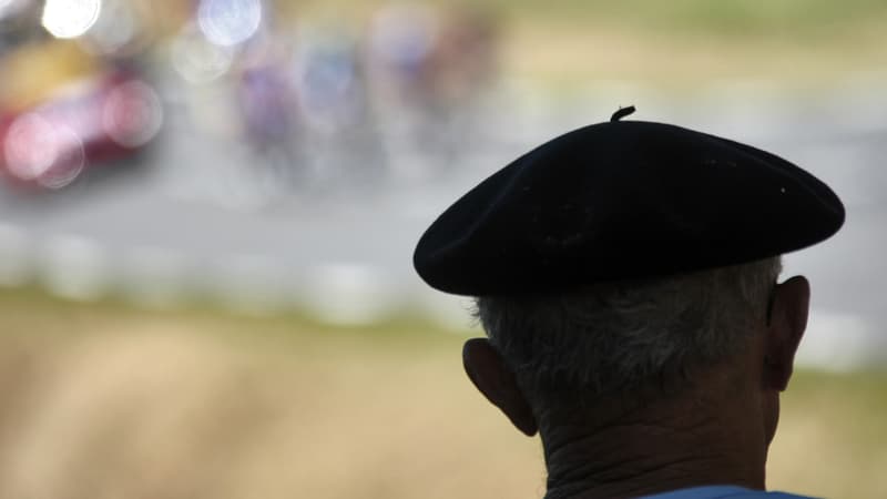 Un homme portant un béret devant le Tour de France, à Orthez (Pyrénées-Atlantiques), en juillet 2007 (PHOTO D'ILLUSTRATION).