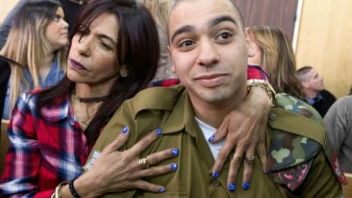 Le soldat israélien Elor Azaria (d) et sa mère Oshra, le 21 février 2017 à Tel Aviv