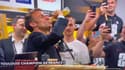Emmanuel Macron boit une bière cul-sec dans le vestiaire du Stade Toulousain le 17 juin 2023