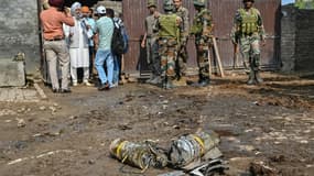 Des membres de l'armée indienne se tiennent à côté d'explosifs transportés par un drone, après que celui-ci a été intercepté dans la banlieue d'Amritsar, le 10 mai 2025. 