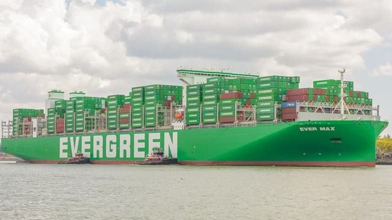 Le navire Ever Max de la compagnie Evergreen a du décharger ses cargaison pour passer par le canal de Panama.