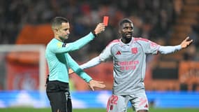 Clinton Mata ne comprend pas le carton rouge reçu par Maitland-Niles lors de Lorient-Lyon, le 7 décembre 2025.
