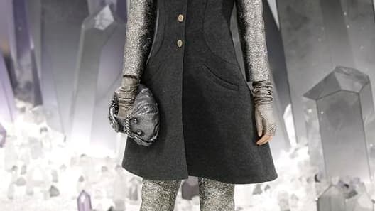Sous la verrière du Grand Palais, Chanel a planté son décor dans les reflets miroitants de gigantesques cristaux de roche, pour un défilé automne-hiver 2012-2013 qui joue avec les effets de matière et les transparences, dans une palette fumée de gris, noi