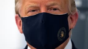 Donald Trump a porté un masque le 27 juillet 2020 en visitant un laboratoire participant à la production du vaccin expérimental de la société Novavax, au Bioprocess Innovation Center chez Fujifilm Diosynth Biotechnologies à Morrisville (Caroline du Nord)
