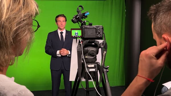 Un comédien interprète un discours fictif d'Emmanuel Macron, dans le cadre de "2050: ouvrons les yeux", l'émission d'anticipation de BFMTV.