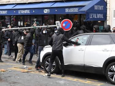 Voiture de SOS Médecins dégradée le 7 mars à Paris