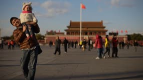 Un homme et son enfant sur la place Tiananmen à Pékin, en novembre 2013