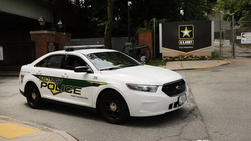 Une voiture de police sort de Fort Hamilton. 