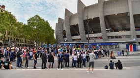 Les supporters du PSG font la queue à l'entrée du Parc des Princes