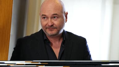 Sébastien Cauet arrive au tribunal de commerce pour une audience concernant sa demande de retour sur la radio NRJ, à Paris, le 18 mars 2024.