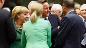 Angela Merkel (à gauche) et David Cameron (au centre), discutent avec d'autres dirigeants de l'UE vendredi à Bruxelles. Les dirigeants européens ont confirmé vendredi que l'ensemble des 6.000 banques de la zone euro seraient soumises à une supervision uni